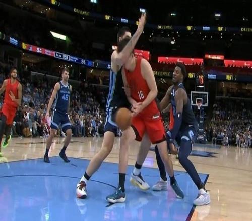 轉(zhuǎn)身暴扣！楊瀚森NBA生涯首次首發(fā)，拿下4分5籃板2助攻