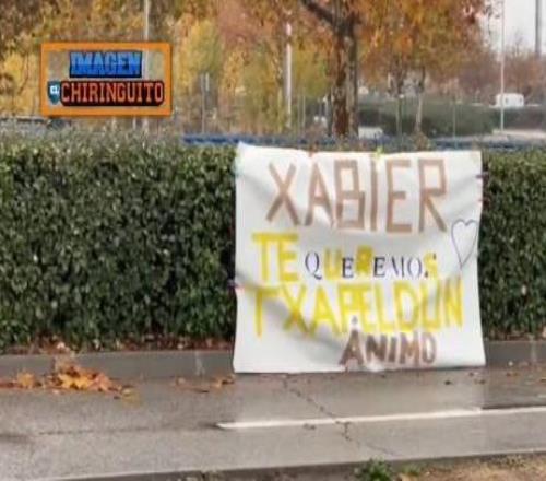 球迷在訓(xùn)練基地拉橫幅支持阿隆索：我們愛你，冠軍，振作起來