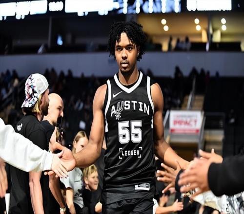 整體表現(xiàn)依然不溫不火，留給馬刺鋒線新星的時(shí)間可能不會(huì)太多