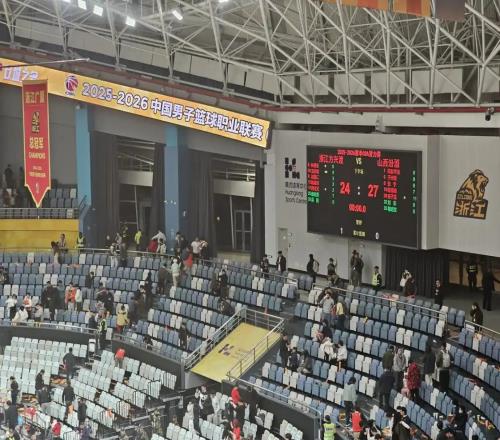 摸鱼赛CBA首场潜力赛，场面冷清+观众离场，媒体人：看不下去