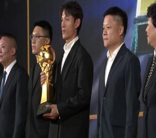 榮耀時(shí)刻，王燊超代表實(shí)現(xiàn)三連冠的上海海港捧起火神杯