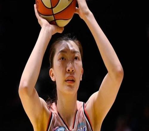 28分13板4蓋帽！李月汝感覺到壓力了嗎女籃第一中鋒之爭(zhēng)真激烈