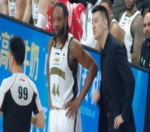 杠上了！京辽战被驱逐后，杨鸣深夜发视频回应裁判：必须学会回击