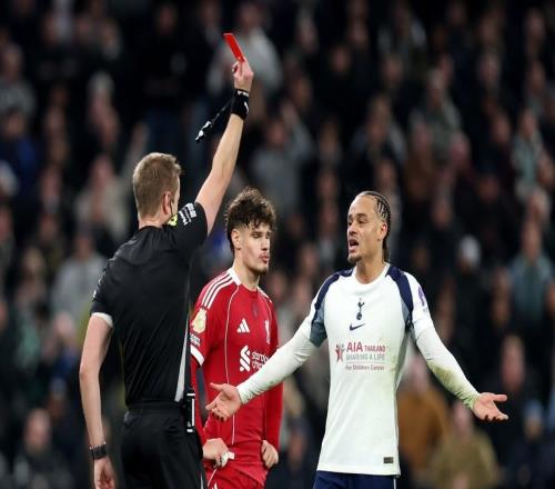 萊因克爾：慢放讓西蒙斯的動(dòng)作看起來(lái)很夸張，其實(shí)黃牌就夠了