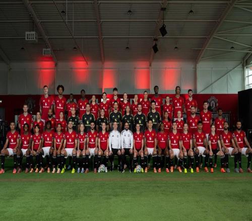 曼聯(lián)官方分享本賽季全家福，男女足球員一同拍攝