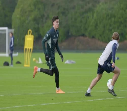 圣誕禮物，此前因膝蓋傷勢缺陣近四個(gè)月的哈弗茨恢復(fù)集體訓(xùn)練