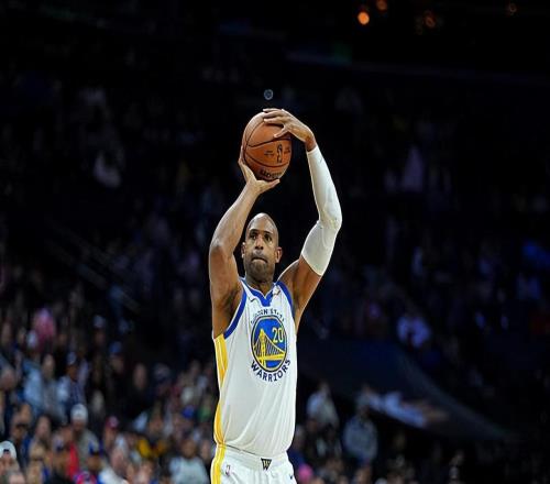 防守端的问题非常明显，勇士到底应该如何使用这位内线老将