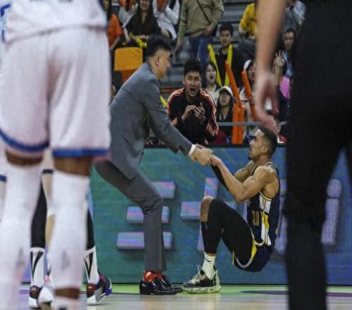 徐杰被背出場(chǎng)拍片！廣東慘敗31分，傷病滿營(yíng)