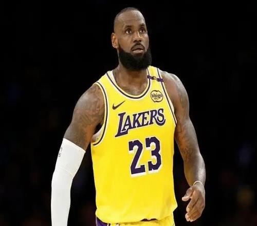 NBA今日里程碑！字母哥超越天勾，威少超越大O，老詹创造历史