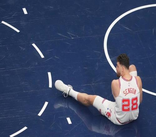 復(fù)出第2場(chǎng)！火箭宣布申京僅64秒右腳踝外側(cè)扭傷痛苦下場(chǎng)接受檢查