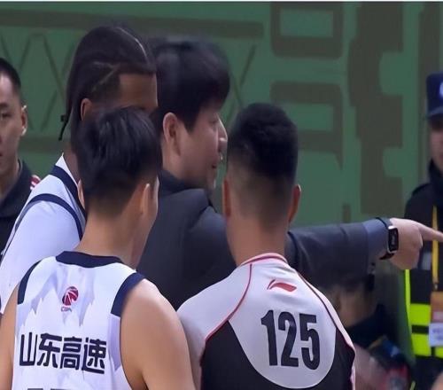 邱彪被激怒，脫下西裝上衣狠狠摔在地上，然后沖向裁判