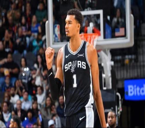 队记：文班休战2场后今日复出并替补出战，并有出场时间限制