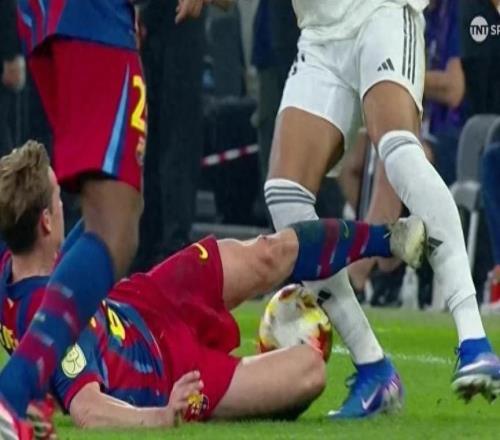 西班牙超級(jí)杯決賽驚險(xiǎn)一幕：德容補(bǔ)時(shí)飛鏟姆巴佩染紅
