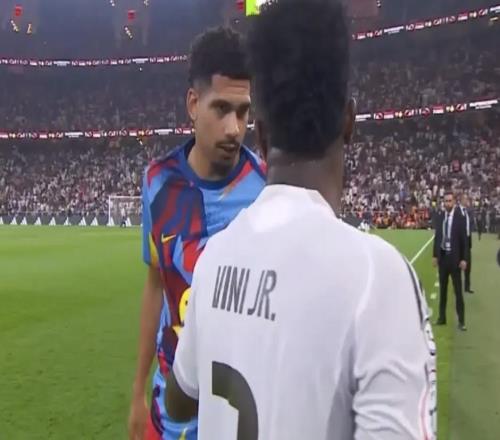 友好，西超杯中場休息時維尼修斯與阿勞霍親切交流