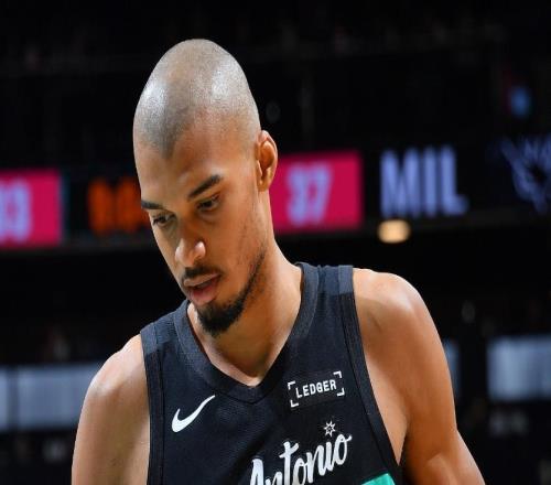 王者歸來取大勝！光頭文班22+10完壓字母膝蓋被撞后5記三分超準(zhǔn)