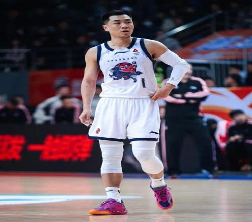 拿600萬，7分5犯規(guī)被菜鳥完爆，這就是郭士強欽點的國家隊主控