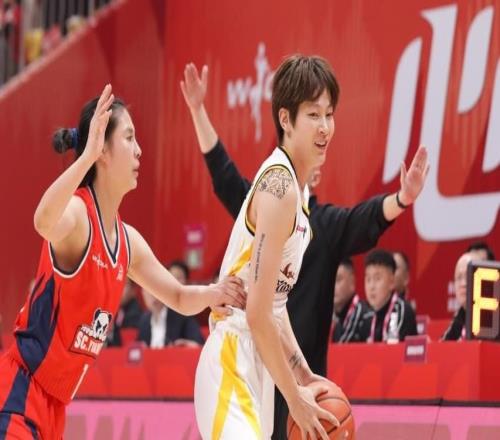 女籃一夜曝出兩大冷門！全聯(lián)盟第1被掀翻：張子宇6分2板慘遭棄用
