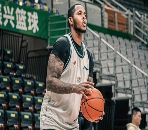 遼寧男籃VS新疆！楊鳴輸球或下課，威爾斯爆發(fā)，央視直播