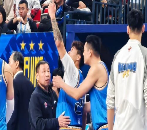 2球星傷情更新！粵記透露徐杰崴腳無大礙，京記曝趙睿赴醫(yī)院檢查