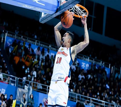 五連勝，廣東男籃領(lǐng)跑積分榜，一個壞消息：胡明軒沒有國手的樣子