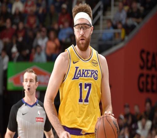 莫名其妙又成为了牺牲品,湖人为什么突然间不让他进入轮换阵容