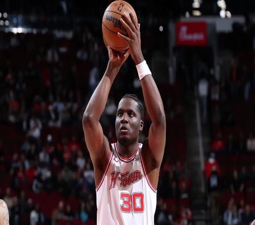 算上垃圾时间也只打了8分多钟，火箭签下他的意义到底是什么