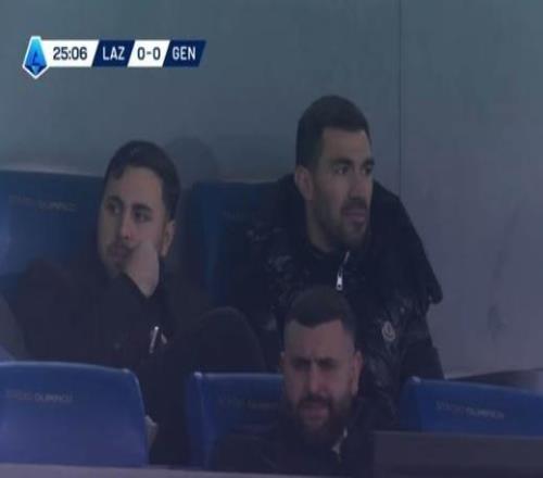 正在鬧轉(zhuǎn)會，拉齊奧對陣熱那亞時羅馬尼奧利出現(xiàn)在看臺上