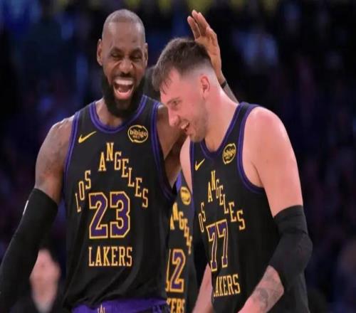 詹姆斯大家長式關(guān)愛：喜歡東契奇這個(gè)孩子，希望他向我學(xué)點(diǎn)什么！