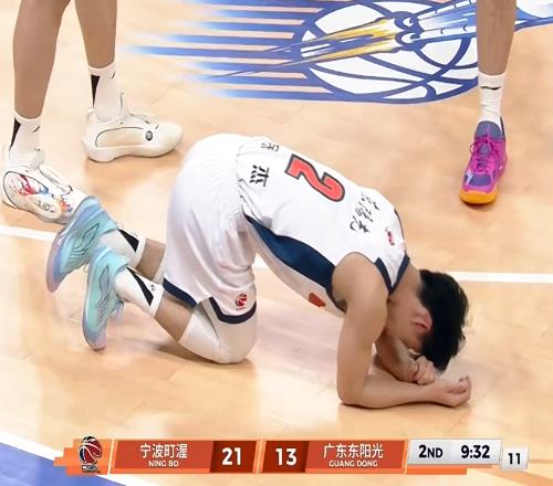 突發(fā)！徐杰意外受傷，被隊(duì)友攙扶下場(chǎng)，表情十分痛苦