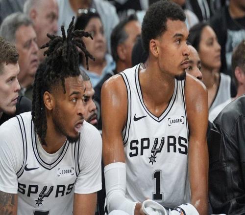 由于暴風(fēng)雪，馬刺隊(duì)被困在夏洛特，與魔術(shù)隊(duì)的比賽將再次延期