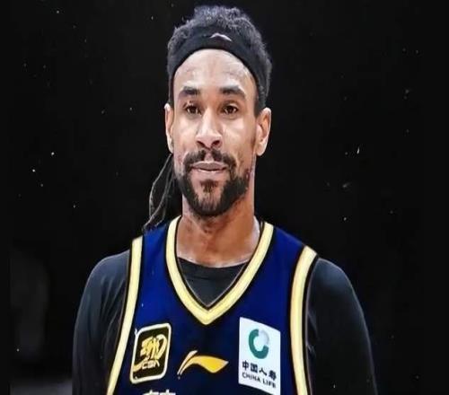 離譜！戴著耳機刷手機，廣東強援躺平，杜鋒拿他沒辦法，快裁掉吧