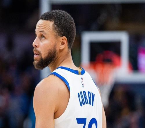 庫(kù)明加家屬拿了太多食物庫(kù)里也覺得太丟人，主動(dòng)道歉！