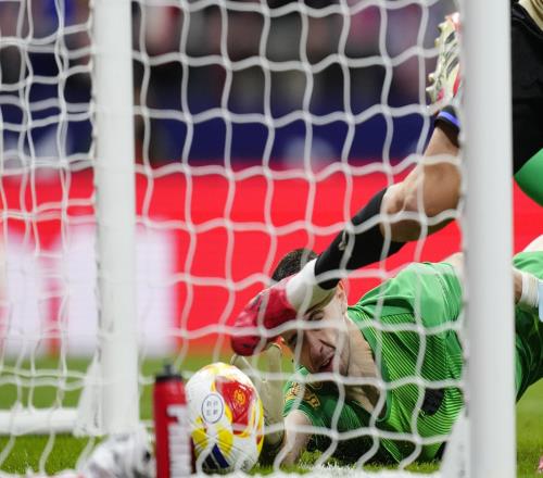 巴薩和馬競(jìng)都曾擔(dān)憂場(chǎng)地條件，開(kāi)場(chǎng)不久后霍安便停球失誤丟球