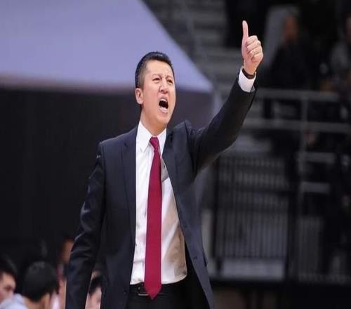 令人淚目！輾轉(zhuǎn)5航班，飛行2.8萬(wàn)公里，他要撐起中國(guó)男籃內(nèi)線(xiàn)脊梁