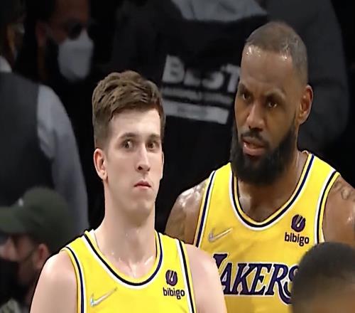 東詹翻臉三大鏡頭曝光！入場(chǎng)就鬧翻，隊(duì)友手足無(wú)措，艾頓成替罪羊