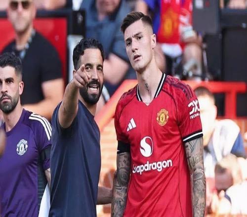 全體起立！替補席上無索帥不曼聯(lián)，謝什科詮釋卡里克用兵如神