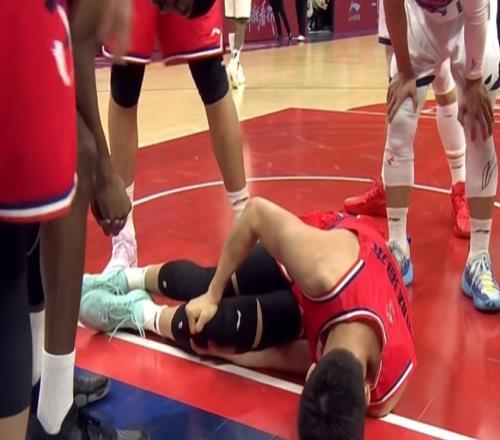 噩夢！郭艾倫突破過程遭遇膝蓋傷勢，倒地不起，并被擔(dān)架抬出！