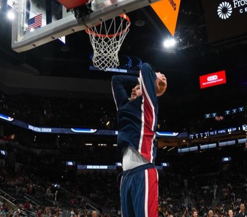 20分逆轉(zhuǎn)！約基奇31分20板12助攻掘金擊敗馬刺，卡斯?fàn)柸p徒勞