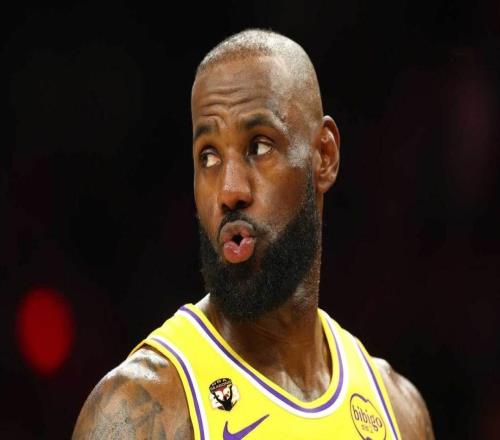 拼了，湖人隊詹姆斯在對陣掘金隊的比賽中奮力撲救后，付出了代價