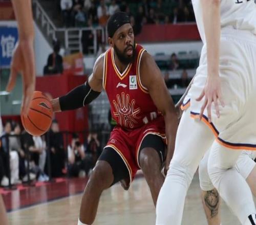 上海男籃32分大勝山西！盧偉拿到11連勝，李添榮18分，李弘權27分