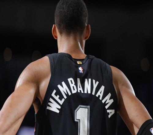 文班你太狠了，僅用8分鐘，就達成80年NBA獨一無二紀錄，沖擊MVP