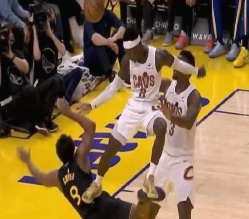 雷歐飛踢！施羅德追防時一腳踢翻克萊爾，被吹罰一級惡犯