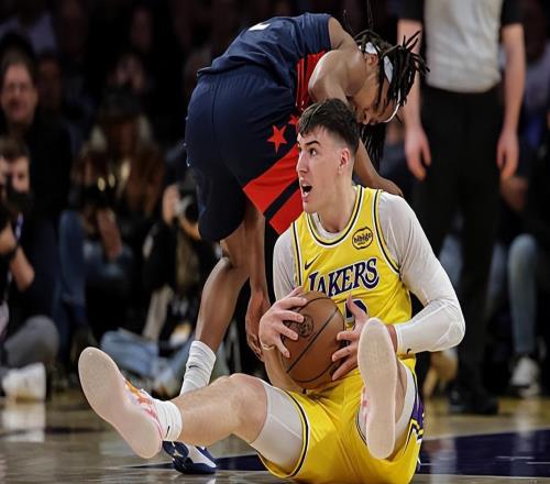 明明沒(méi)有打先發(fā)的能力，但湖人教練組對(duì)鋒線新星卻依然深信不疑