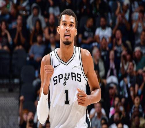 文班亞馬養(yǎng)傷8個月長高了1英寸，還去了少林寺