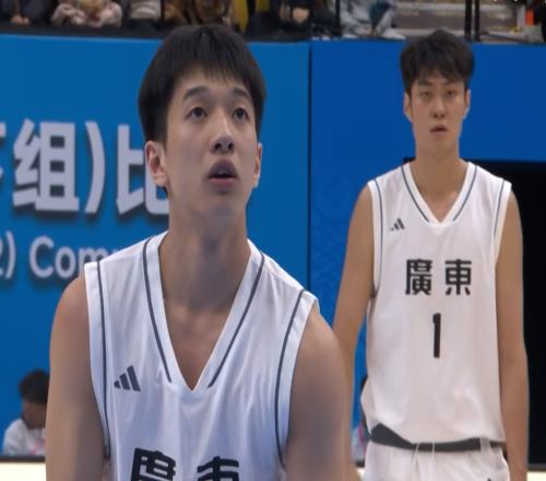 麥考爾狂練三分球！楊溢成為了球童，球迷：離開廣東隊吧