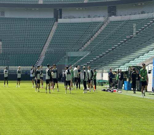 國安在工體進(jìn)行賽前訓(xùn)練，達(dá)萬、王剛、茹子楠等隨隊(duì)參加