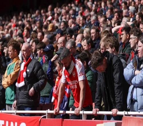 伯恩茅斯分析師在媒體席慶祝令槍迷憤怒，前者被保安護(hù)送離場