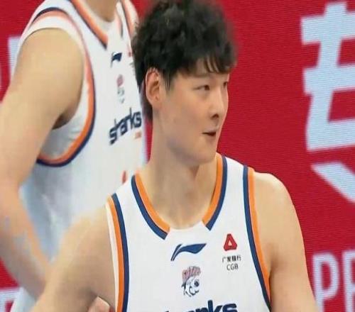 盧偉：很榮幸擁有這么好的球員提前鎖定常規(guī)賽冠軍希望有好的結果