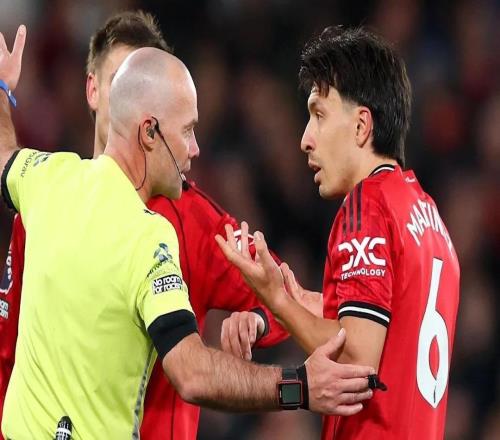 曼聯(lián)鐵衛(wèi)56分鐘染紅：VAR揪出3秒頭發(fā)拉扯，裁判原話曝光