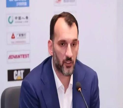 5大優(yōu)勢(shì)碾壓杜鋒！廣東新帥浮出水面，比杜鋒厲害，趕緊扶正他吧